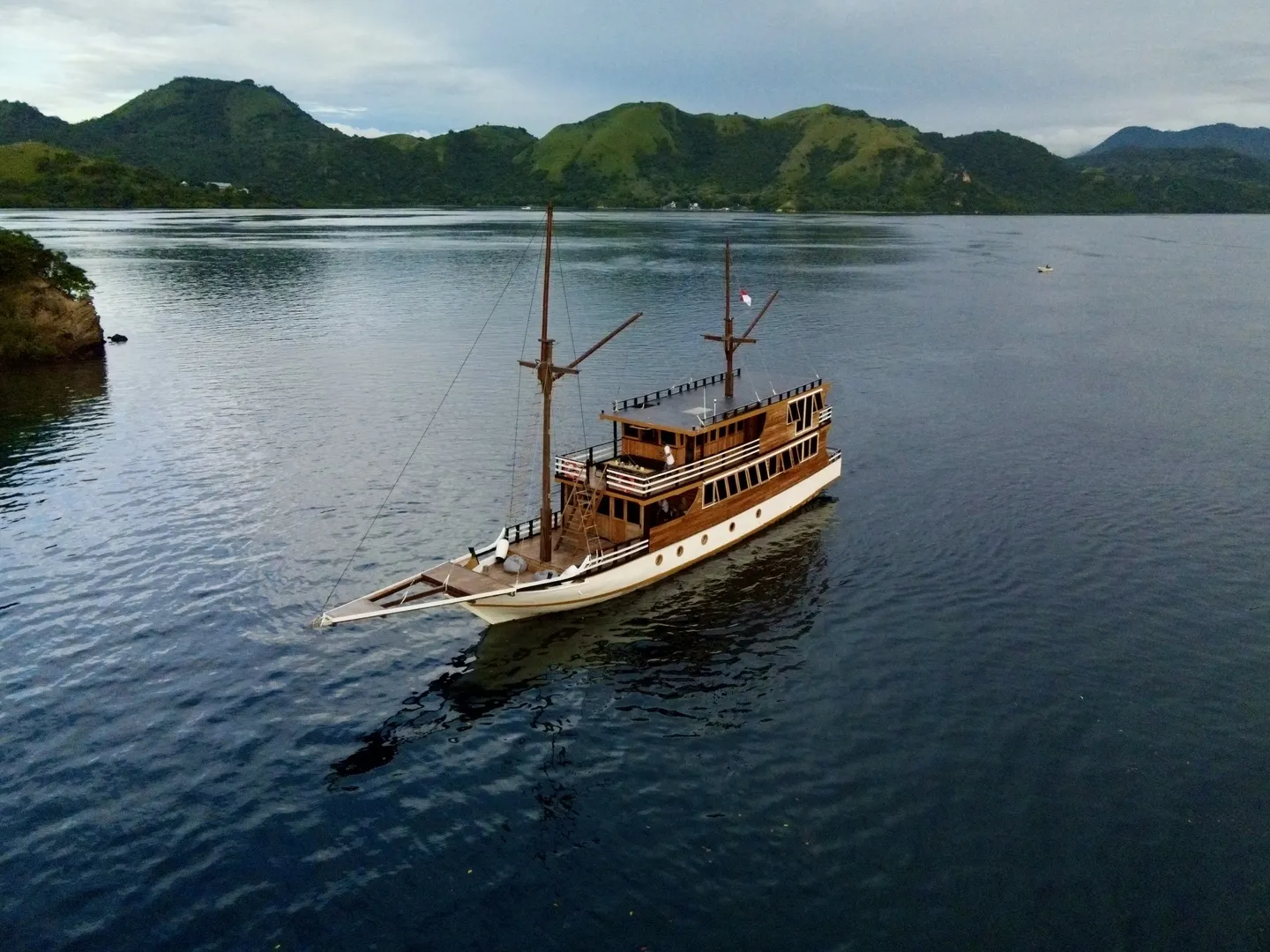 Open Trip 3D2N by Bajo Sunset Voyages Deluxe Phinisi