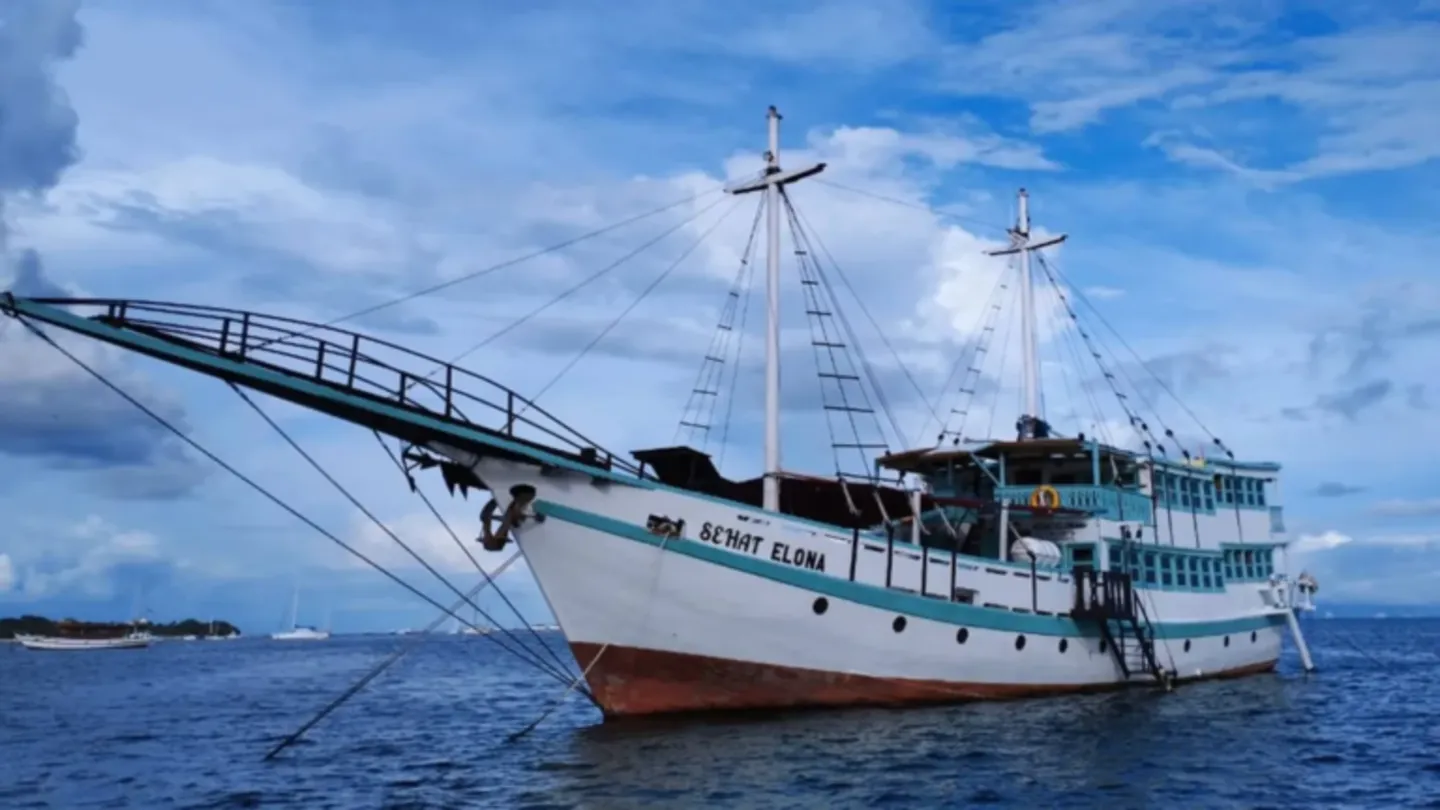 Open Trip 4D3N Lombok to Labuan Bajo by Sehat Elona Superior Phinisi